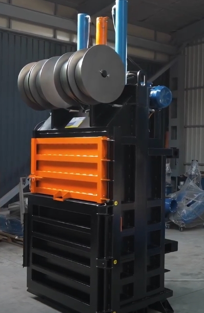 Altpapierpresse / Kartonpresse / Folienpresse 28 Tonnen - 400V / 5,5kW