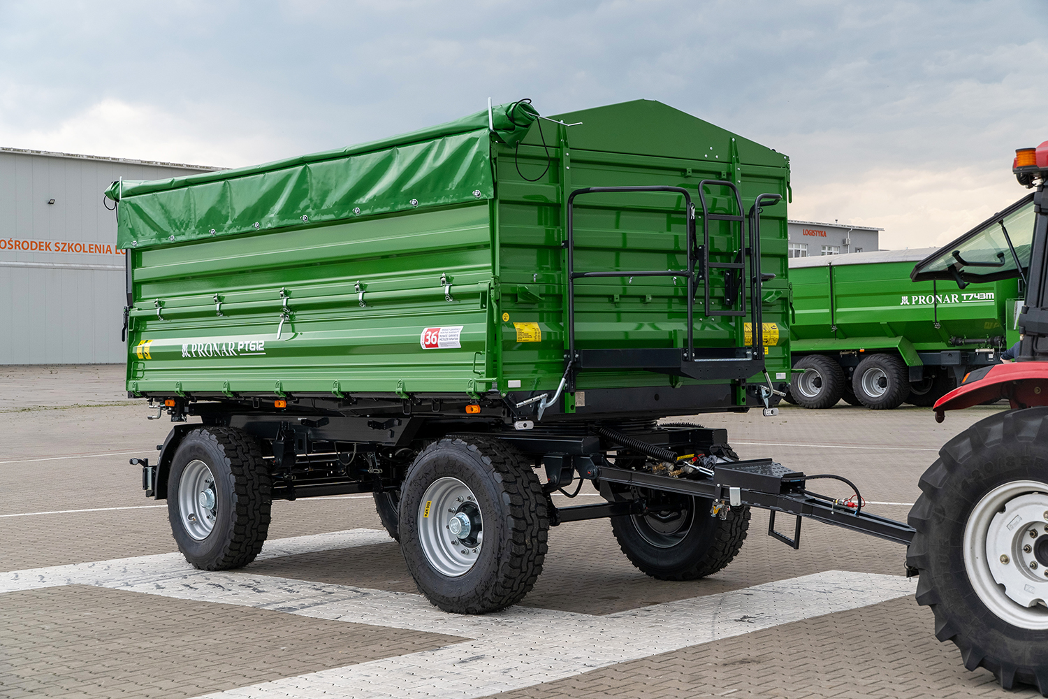 grüner Anhänger, landwirtschaftlicher Trailer, Kippanhänger, großer Anhänger, Traktoranhänger