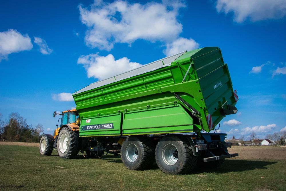 landwirtschaft, gritter, grüner anhänger, traktoranhänger, großes gerät