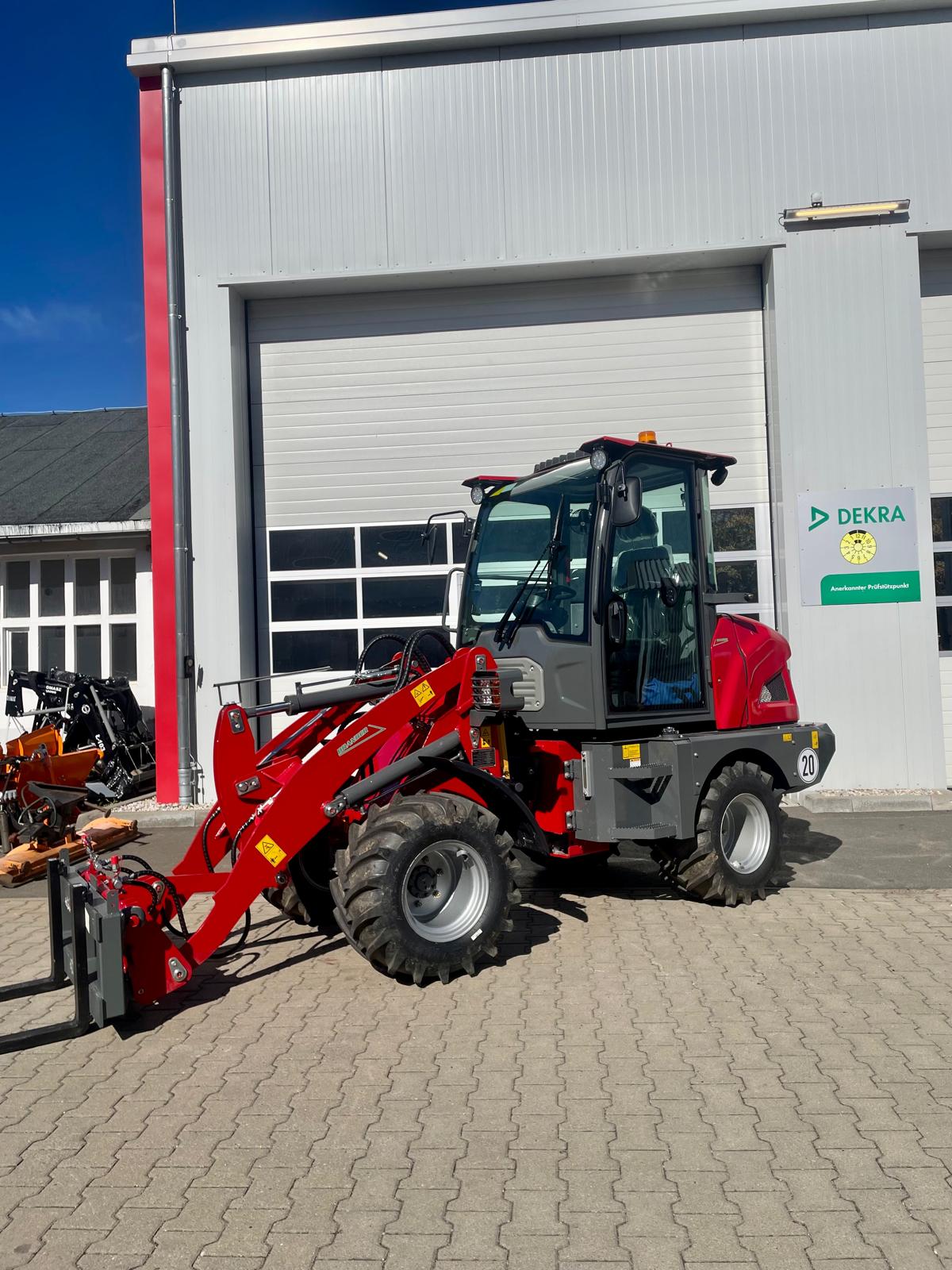 Telehandler, rotes Gerät, Frontlader, Industrielles Fahrzeug, All-Terrain-Reifen