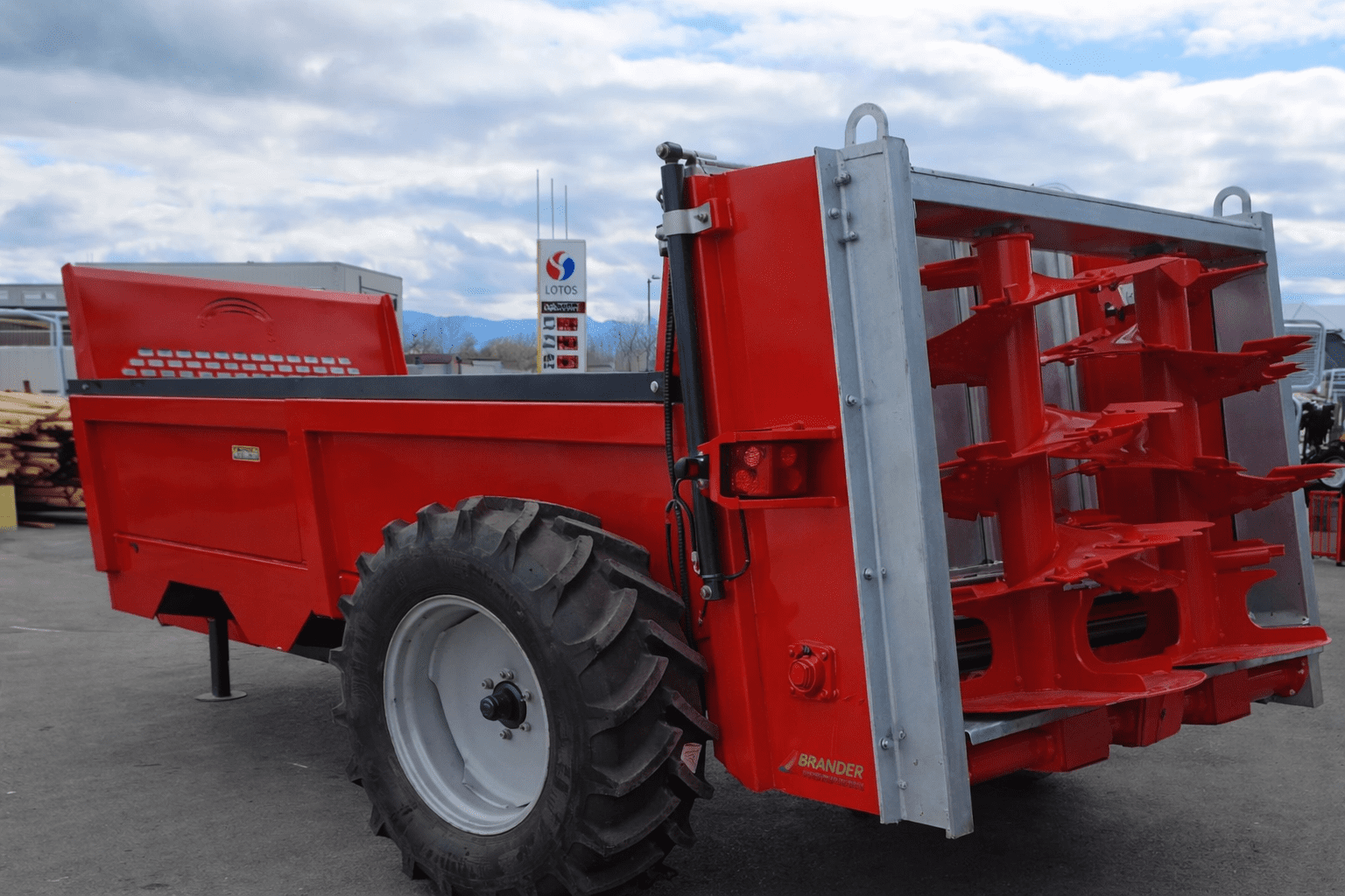 Miststreuer 4,5t – 4 Ketten | Vertikalstreuer mit Druckluftbremse & Zapfwelle