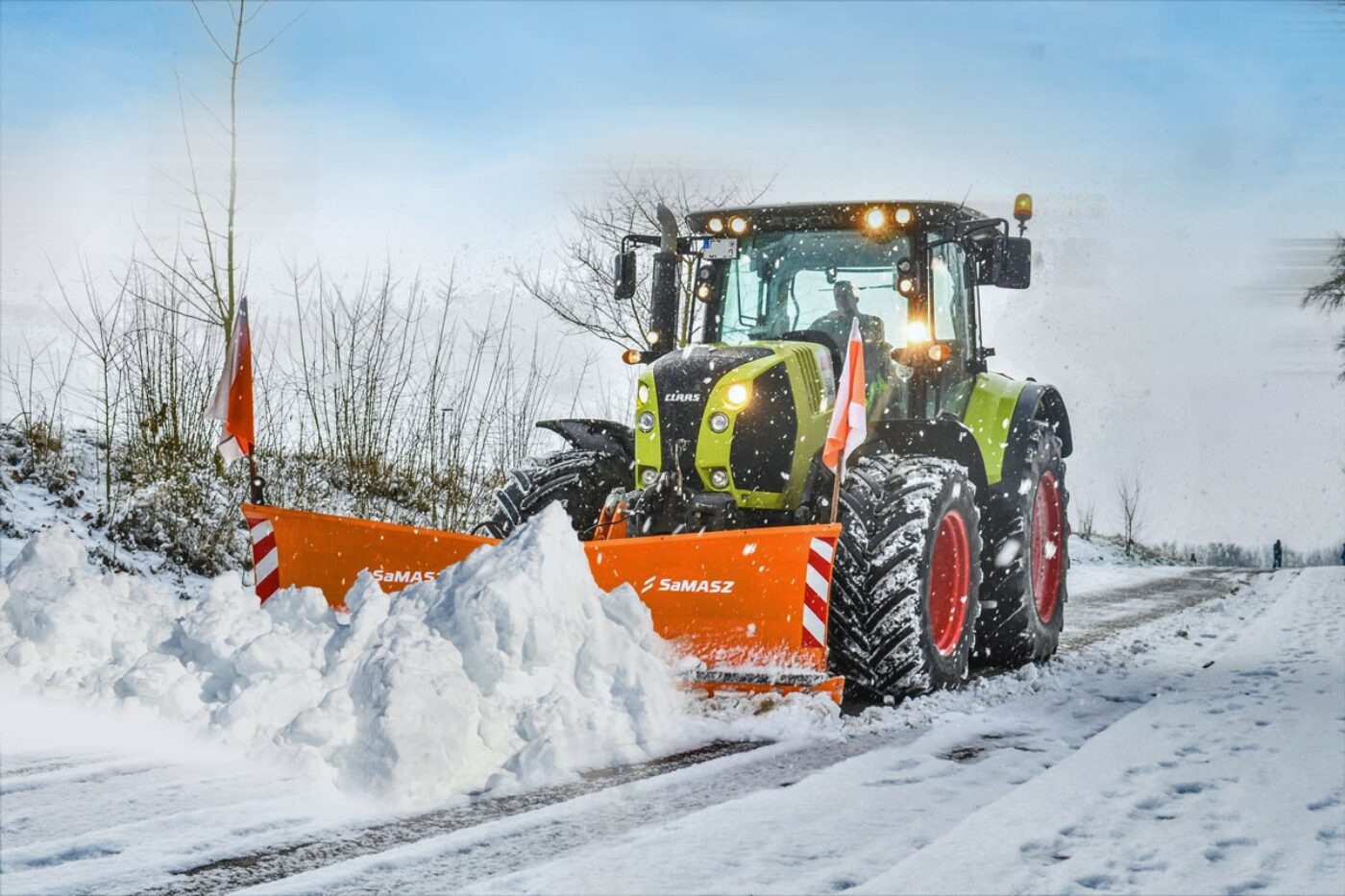 Schneeräumer, Traktor, Schneepflug, Allradantrieb, Gelbgrün