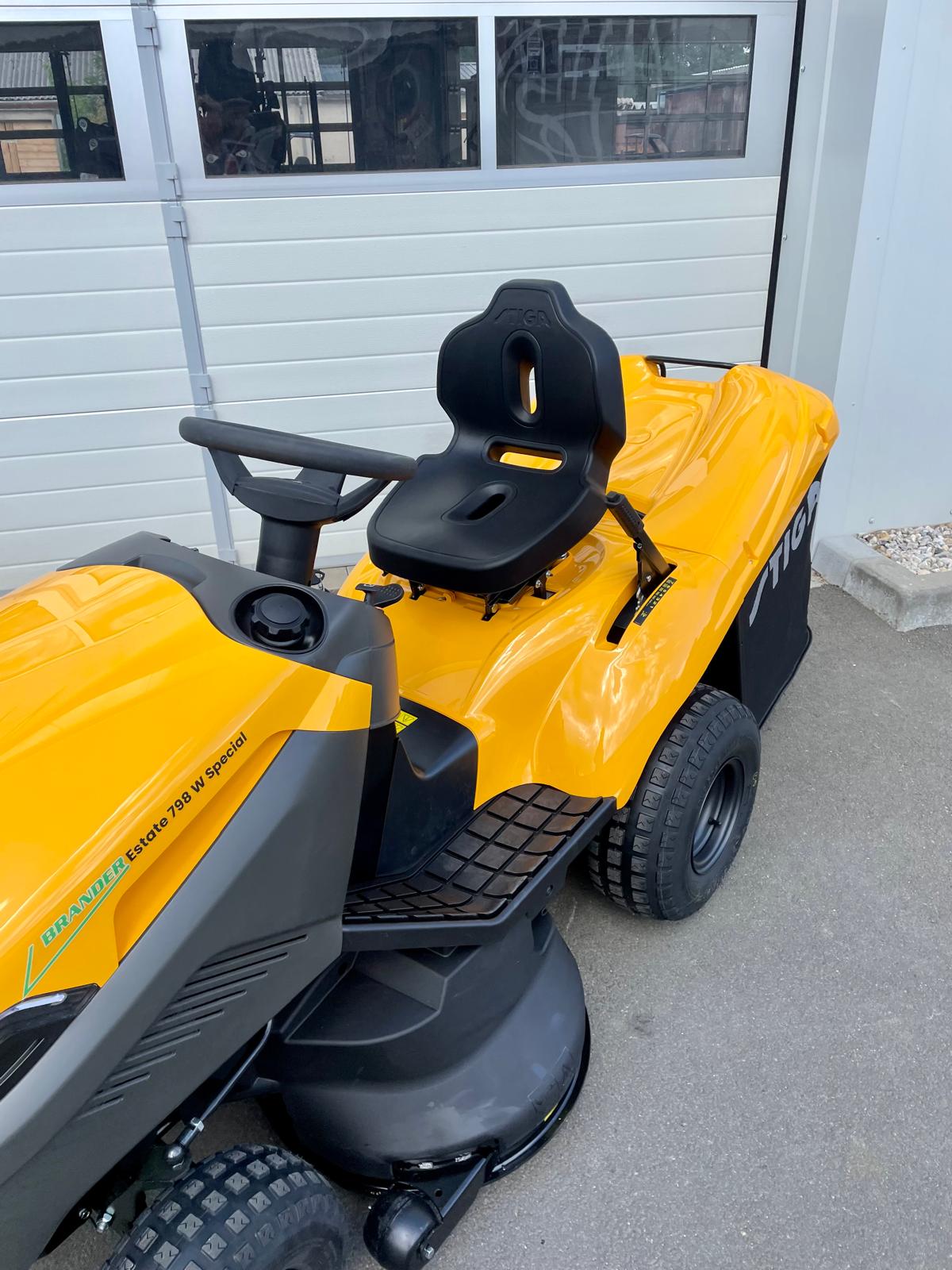 STIGA Rasentraktor Estate 798 W Special HONDA – 98 cm – 20,3 PS – Hydrostat – Mulchkit, Anhängerkupplung & Ladegerät