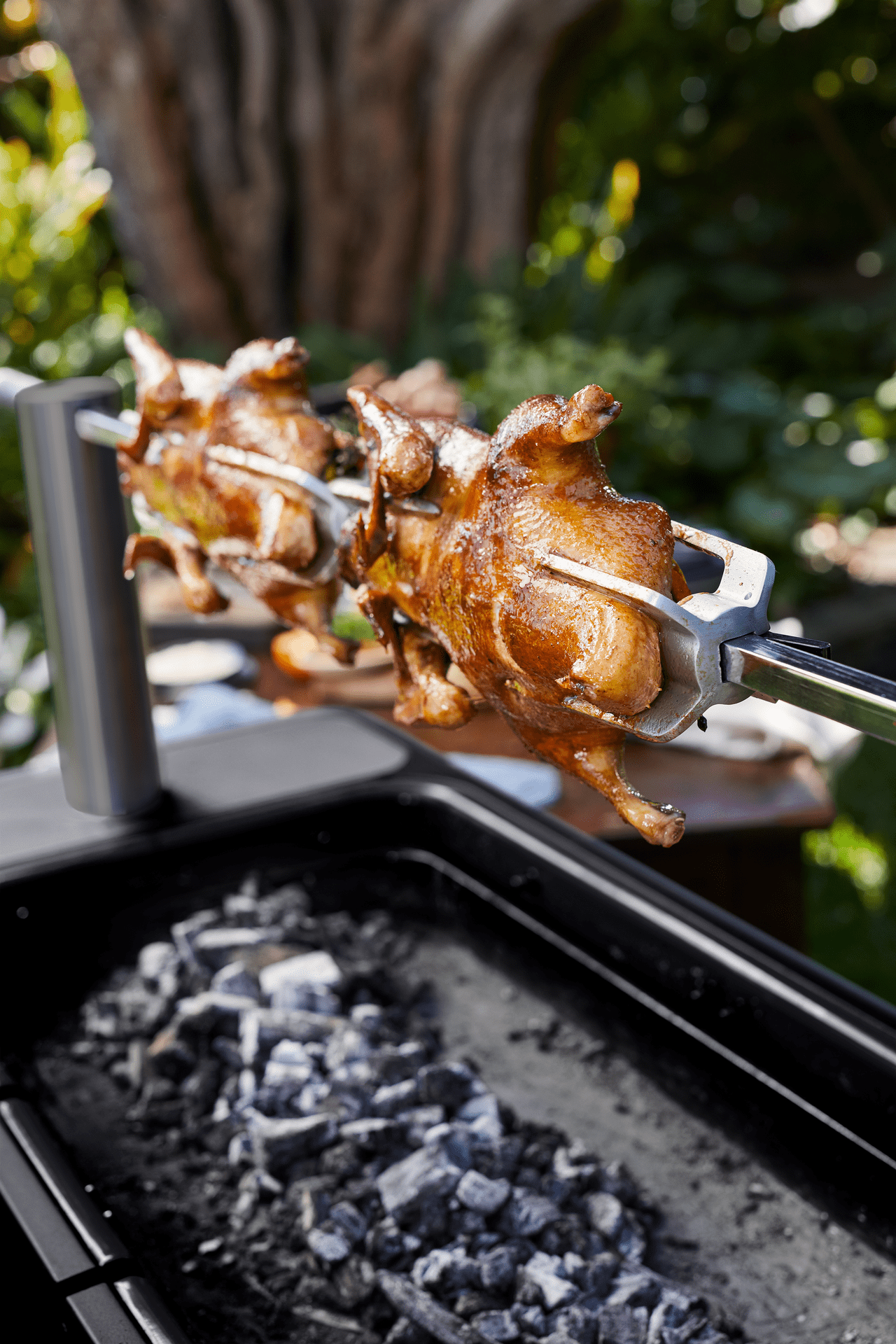 Everdure HUB II Holzkohlegrill mit elektrischem Anzünder & elektrisch verstellbarer Rotisserie