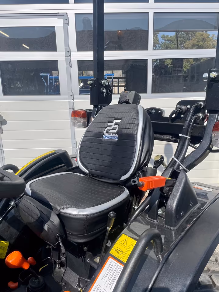 Solis 26 Panther Limited Edition Schwarz | 26 PS Allradtraktor mit Servolenkung & Mitsubishi Diesel