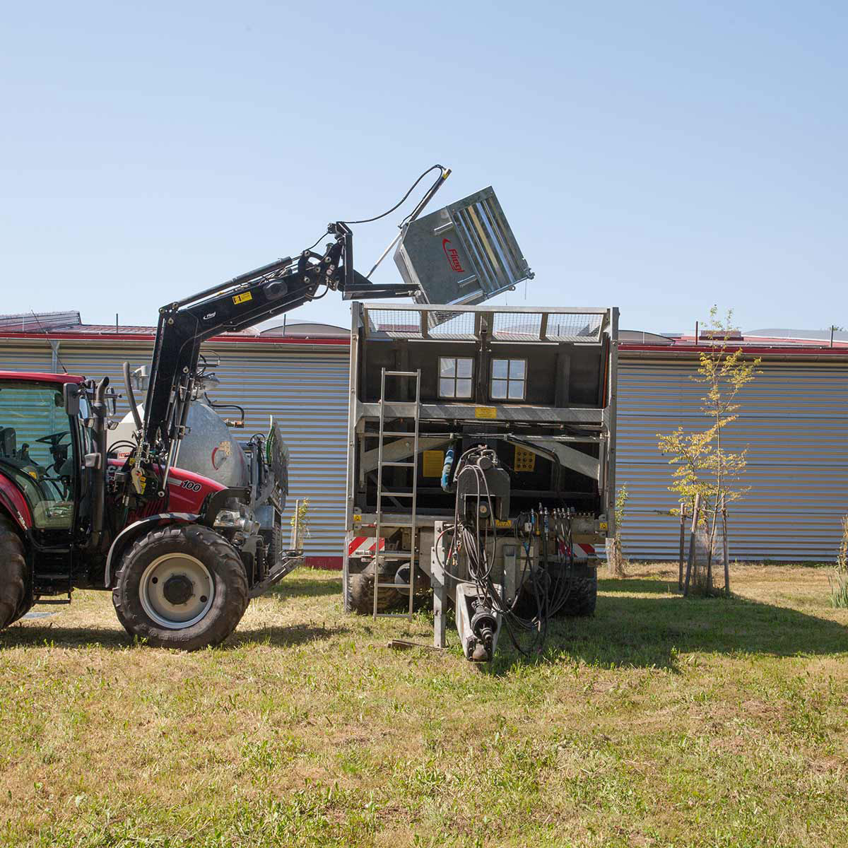 Godet arrière Fliegl à basculement haut avec paroi pendulaire | Norme européenne, attelage trois points et fixation pour chariot élévateur | Entièrement galvanisé