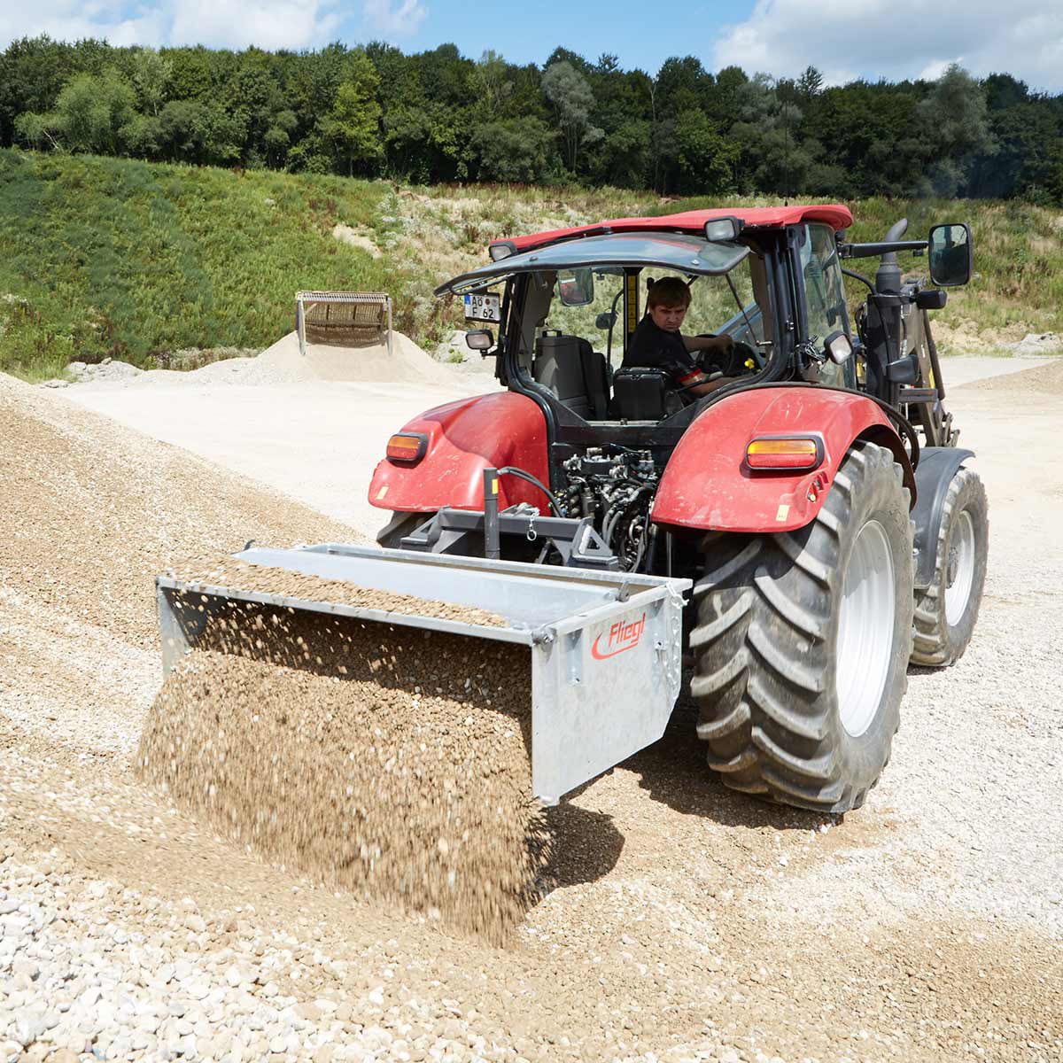 Godet arrière Fliegl à basculement haut avec paroi pendulaire | Norme européenne, attelage trois points et fixation pour chariot élévateur | Entièrement galvanisé
