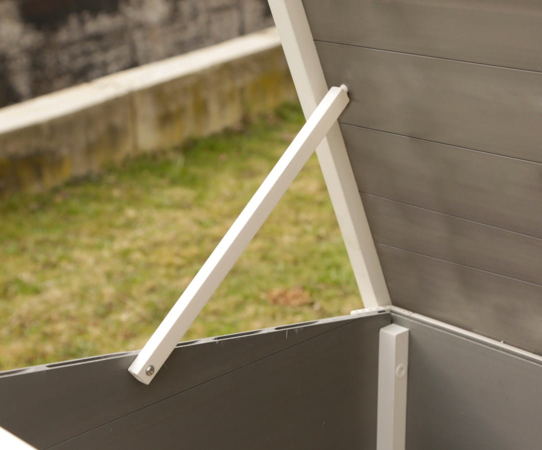 Plastic coop 137 × 73 × 83 cm – weatherproof, hygienic & durable for keeping chickens