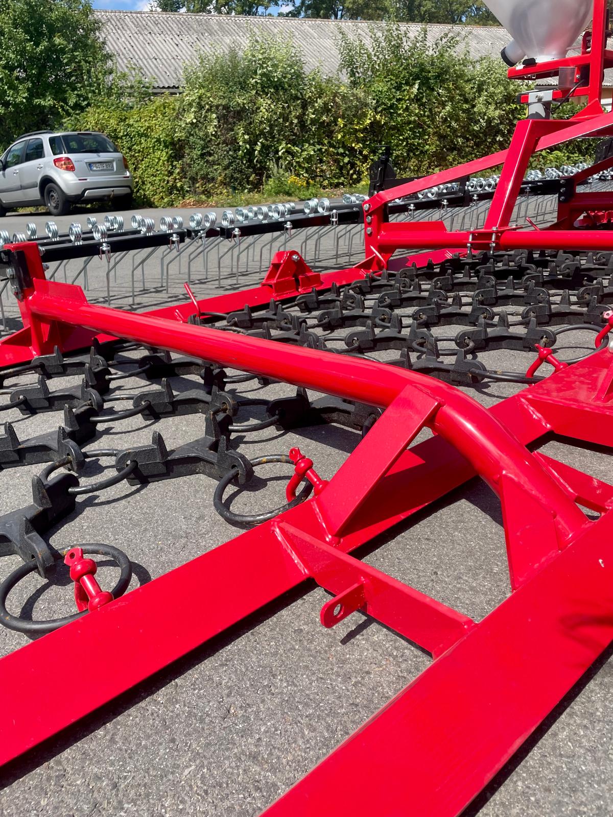 landwirtschaftliches Gerät, Feldsaatwerkzeug, rot, Metallrahmen, Stahlkonstruktion