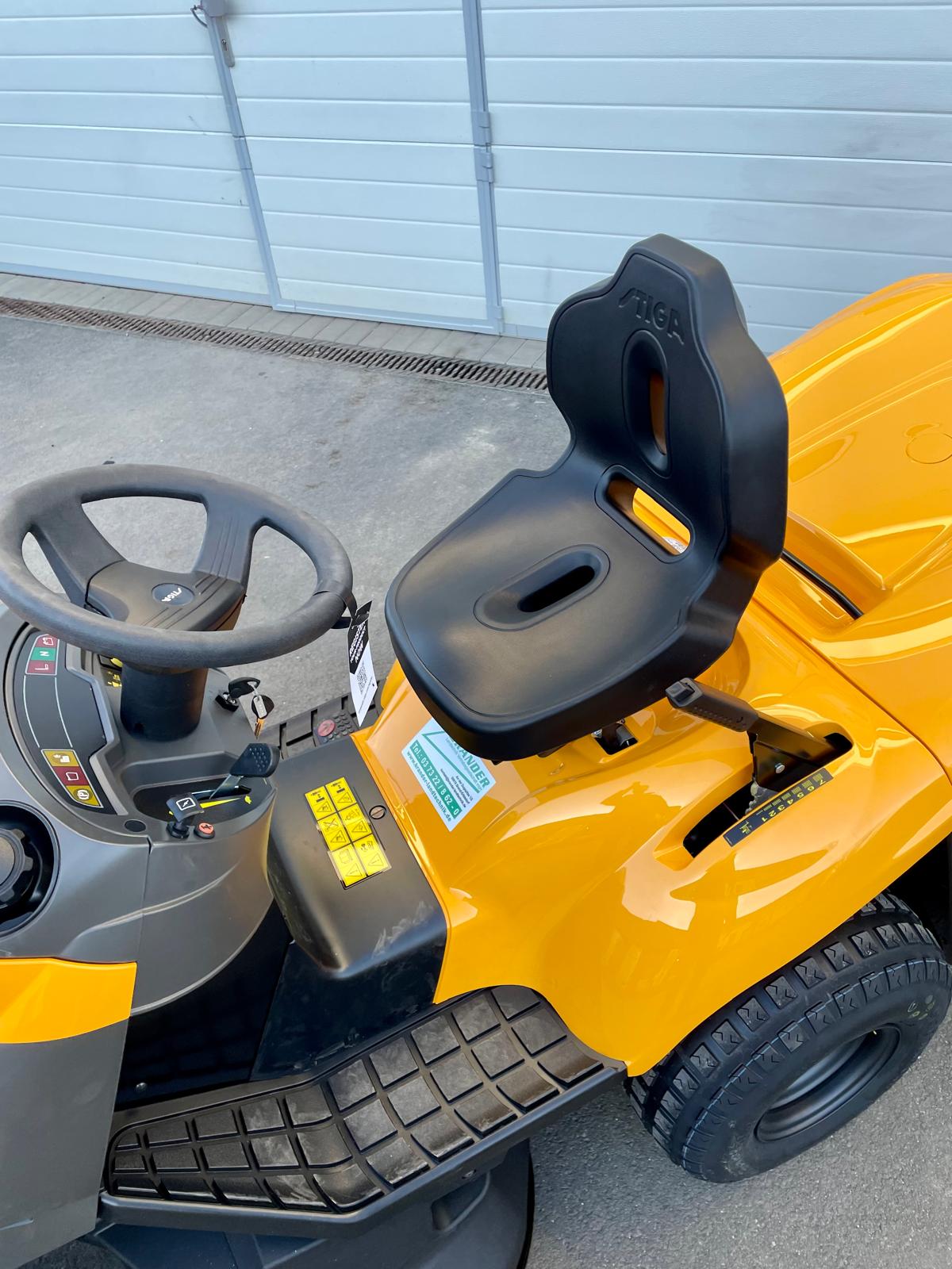 STIGA Rasentraktor Estate 798 W – 98 cm – 20,3 PS – Hydrostat – Mulchkit, Anhängerkupplung & Ladegerät