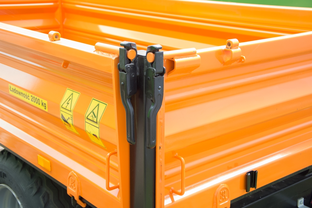 orange trailer, Ladungsträger, Griffe, Warnzeichen, Metallkorpus