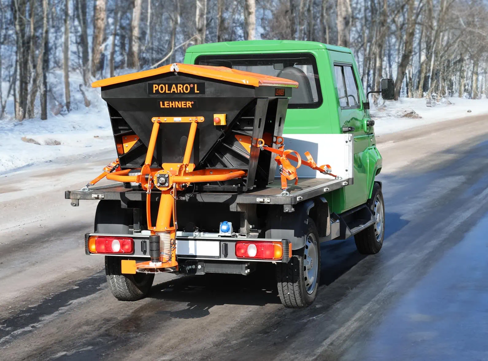 Streusalzstreuer, Anbaustreuer, Schneeräumfahrzeug, schwarzer Streubehälter, orange Abdeckung