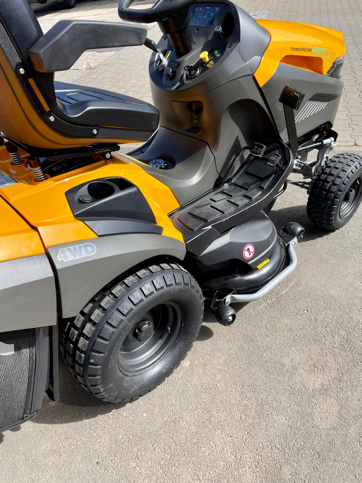 STIGA Allrad-Rasentraktor Estate 9102 WX – 102 cm – 24,7 PS Honda GXV 690 – 4WD – Mulchkit, Anhängerkupplung & Ladegerät