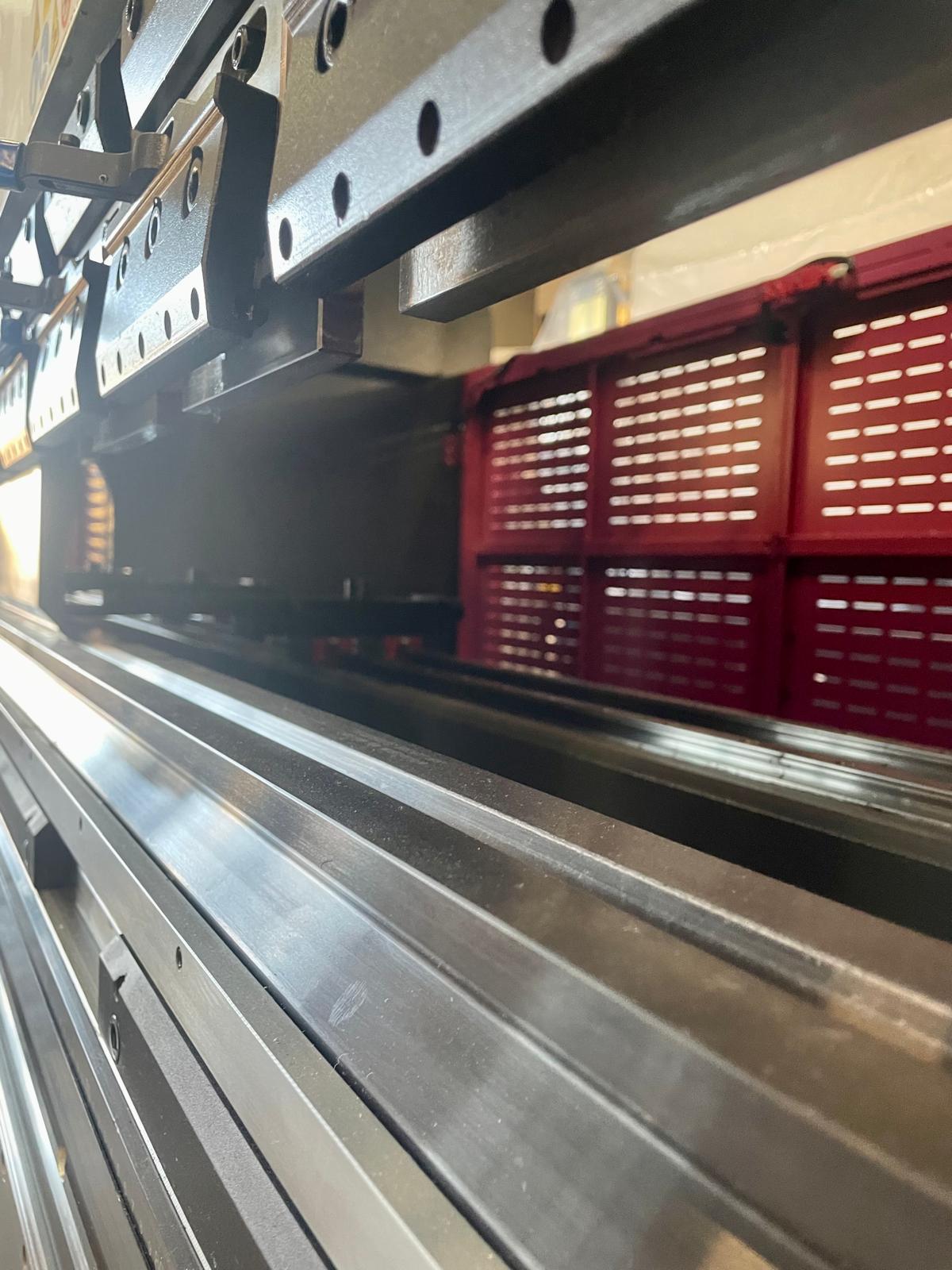 Elmag Servohydraulic Press Brake CNC 4-Axis - 3200x160T