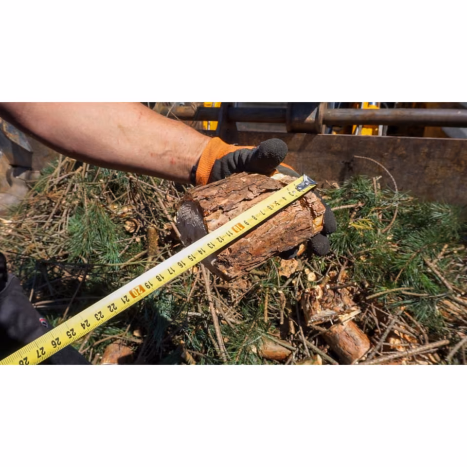 Remet CNC Holzhacker R120 Zapfwelle mit Förderband