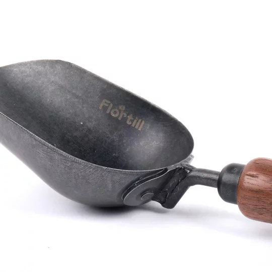 Pflanzkelle aus Stahl mit Walnussholzgriff – Profi-Pflanzkelle für Gemüsebau & Floristik