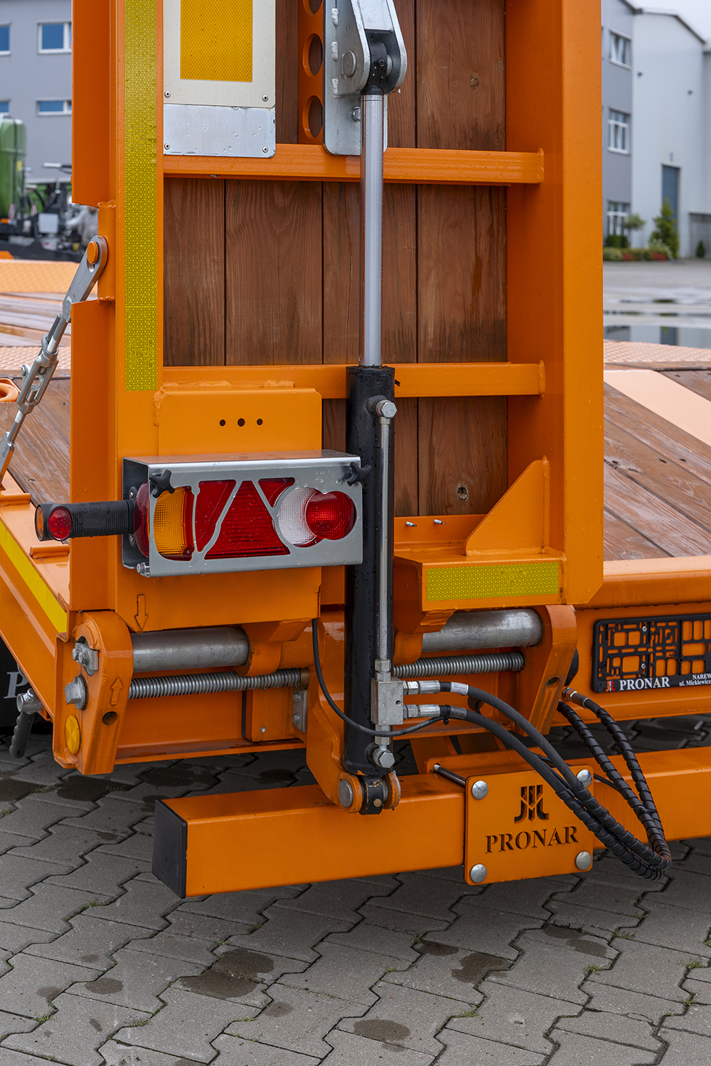 orange trailer, industrieller Anhänger, Hydrauliksystem, Rücklicht, Metallrahmen
