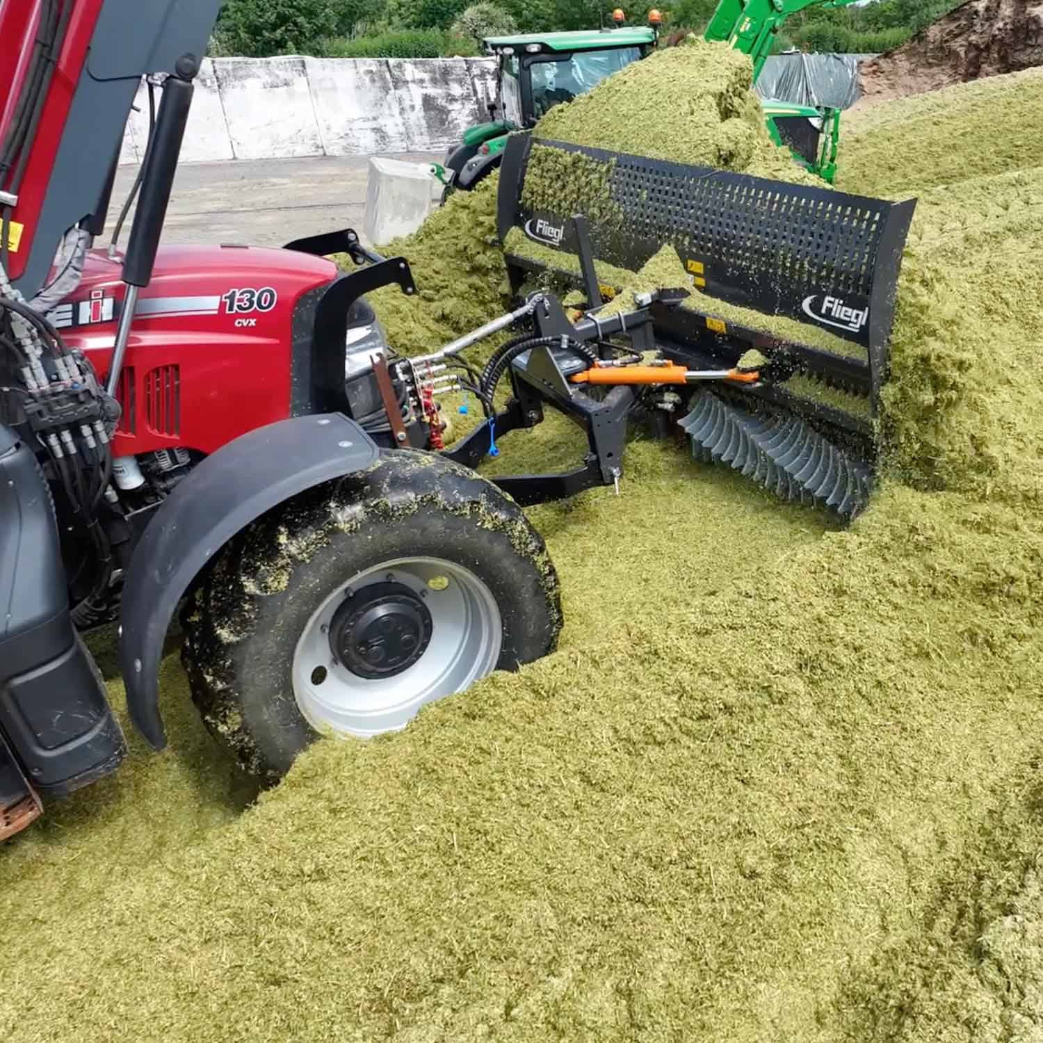 Fliegl Siloschiebeschild mit Rotorverteiler – 3000 mm hydraulisch schwenkbar, Dreipunktaufnahme Kat. 2