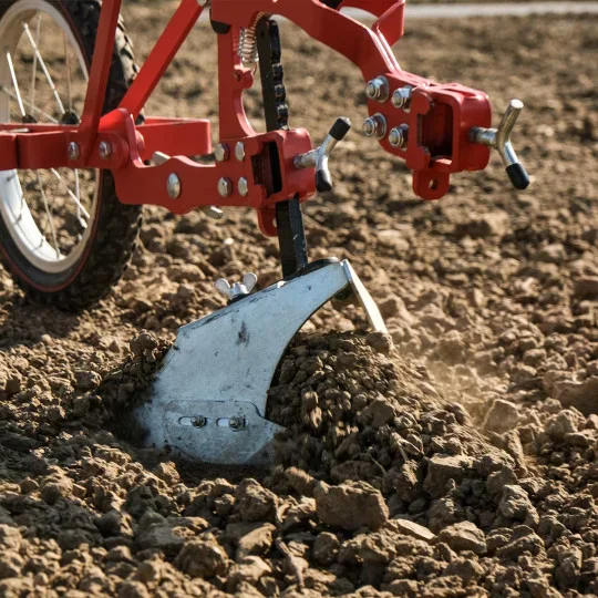 Butteuse réglable pour houe à légumes – Buttage précis et désherbage efficace