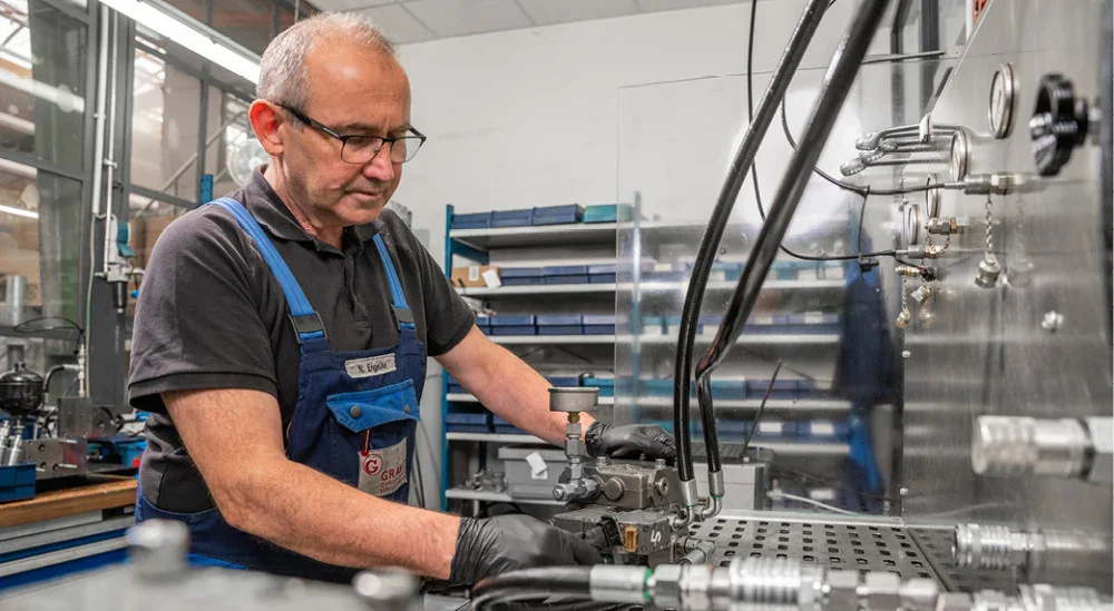 Hydraulic service | Control units, cylinders & pumps professionally repaired