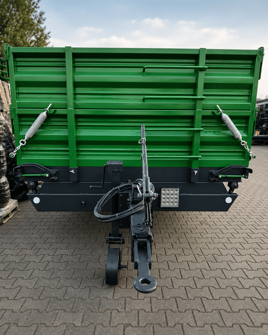 Benne basculante tridirectionnelle à un essieu, essieu tandem de 8 tonnes, 40 km/h – benne de 450 x 220 cm avec équipement complet