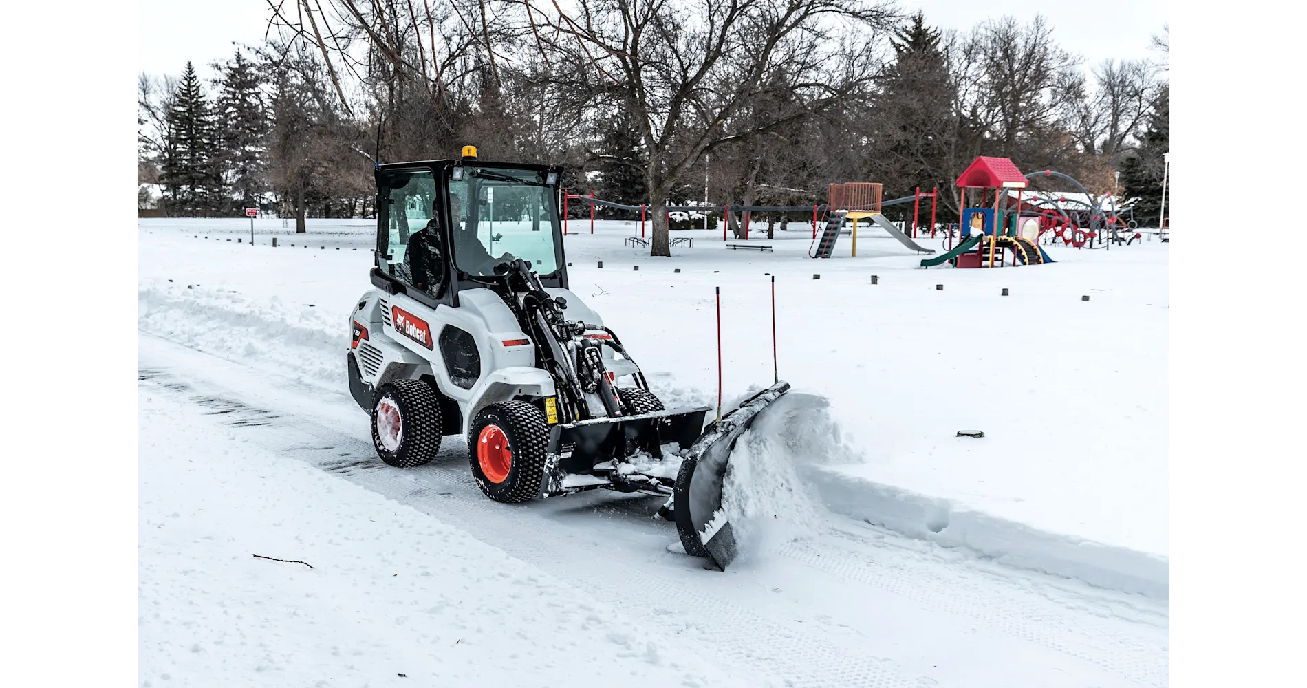 Bobcat Knicklader L28 – Kompakter Hochleistungsknicklader mit 1109 kg Kipplast & 2,7 m Hubhöhe