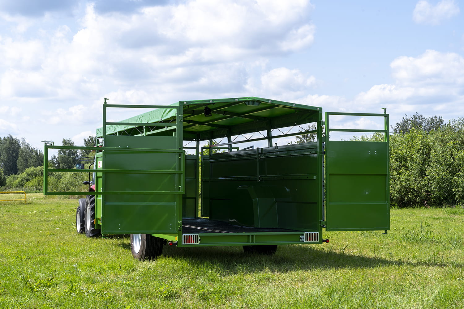 Viehtransportanhänger Pronar T046H – Hydraulische Absenkung | Profi-Tiertransport