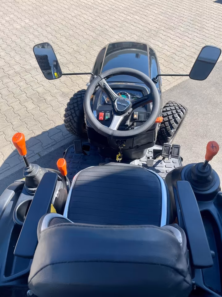 Solis 26 9+9 Panther – Tracteur compact de 26 ch avec transmission 9V/9R et transmission intégrale