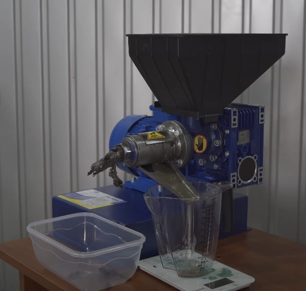 Oil press screw press with SHI certificate up to 6 l/h – cold pressing, stainless steel, 1.5 kW motor