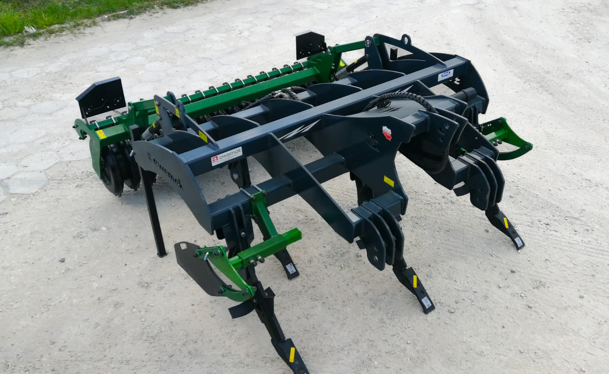 landmaschinen-anbaugerät, grubber, frässer, metallkonstruktion, grün-schwarz