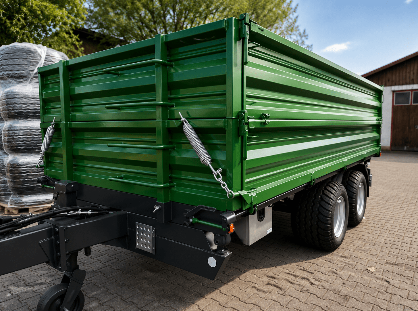 Benne basculante tridirectionnelle à un essieu, essieu tandem de 8 tonnes, 40 km/h – benne de 450 x 220 cm avec équipement complet