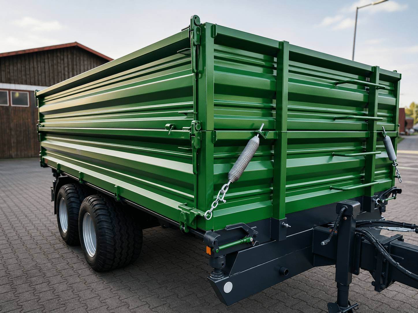 Benne basculante tridirectionnelle à un essieu, essieu tandem de 8 tonnes, 40 km/h – benne de 450 x 220 cm avec équipement complet