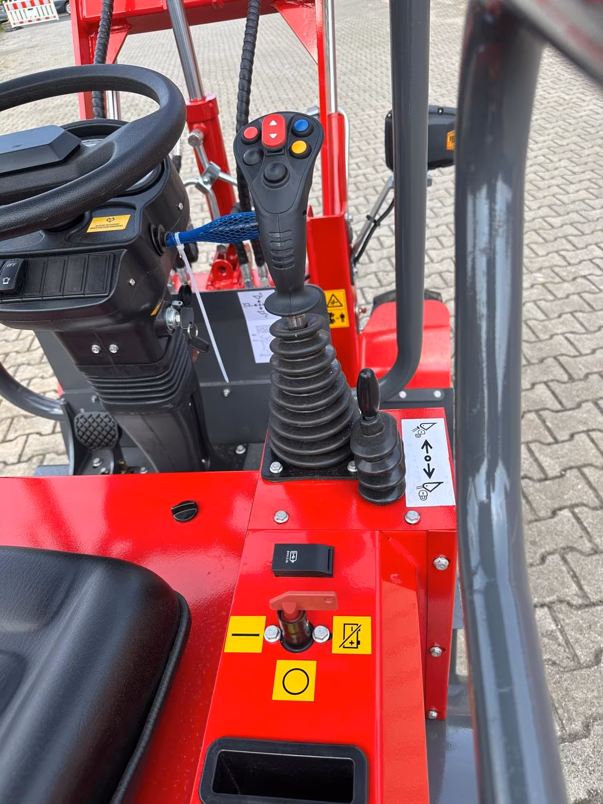 Electric wheel loader 604 – 650 kg lifting capacity | Zero Emission all-wheel loader