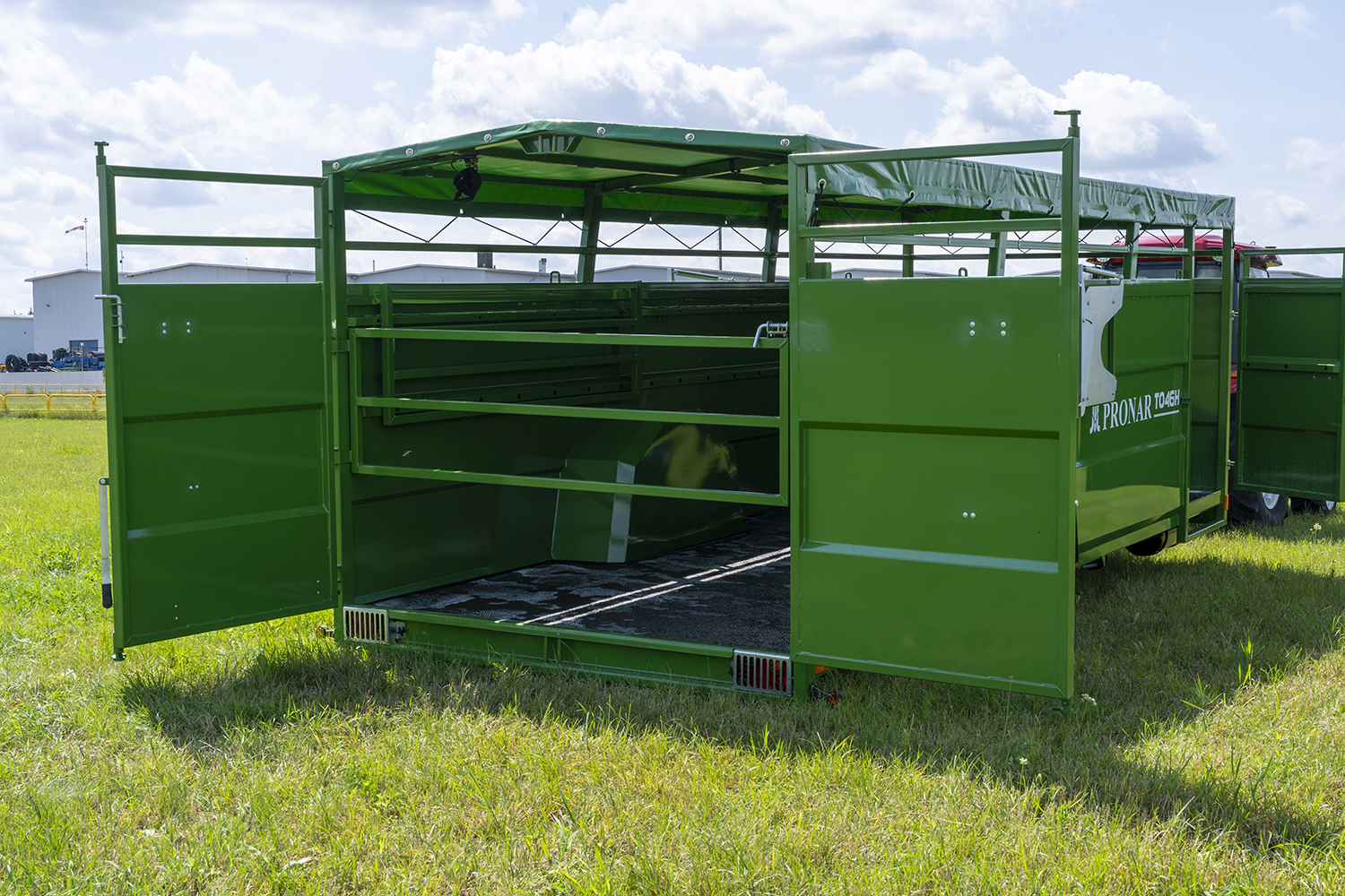 Remorque à bétail Pronar T046H – Abaissement hydraulique | Transport professionnel d'animaux