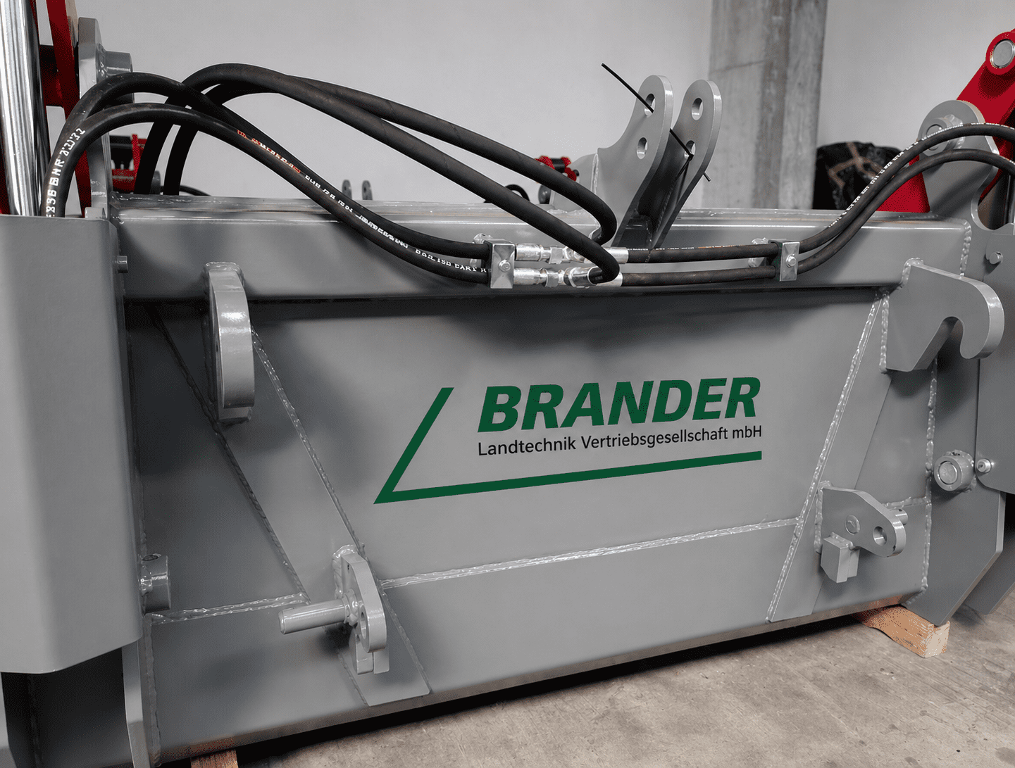Polterschild 1500 mm mit Niederhalter – Euroaufnahme, robust & pulverbeschichtet