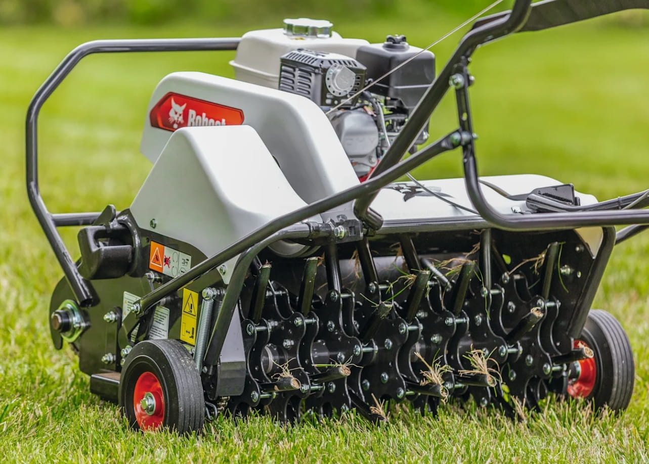 Bobcat AE26 Aerifizierer | 67 cm | Profi-Rasenlüfter & Honda GX120 Motor