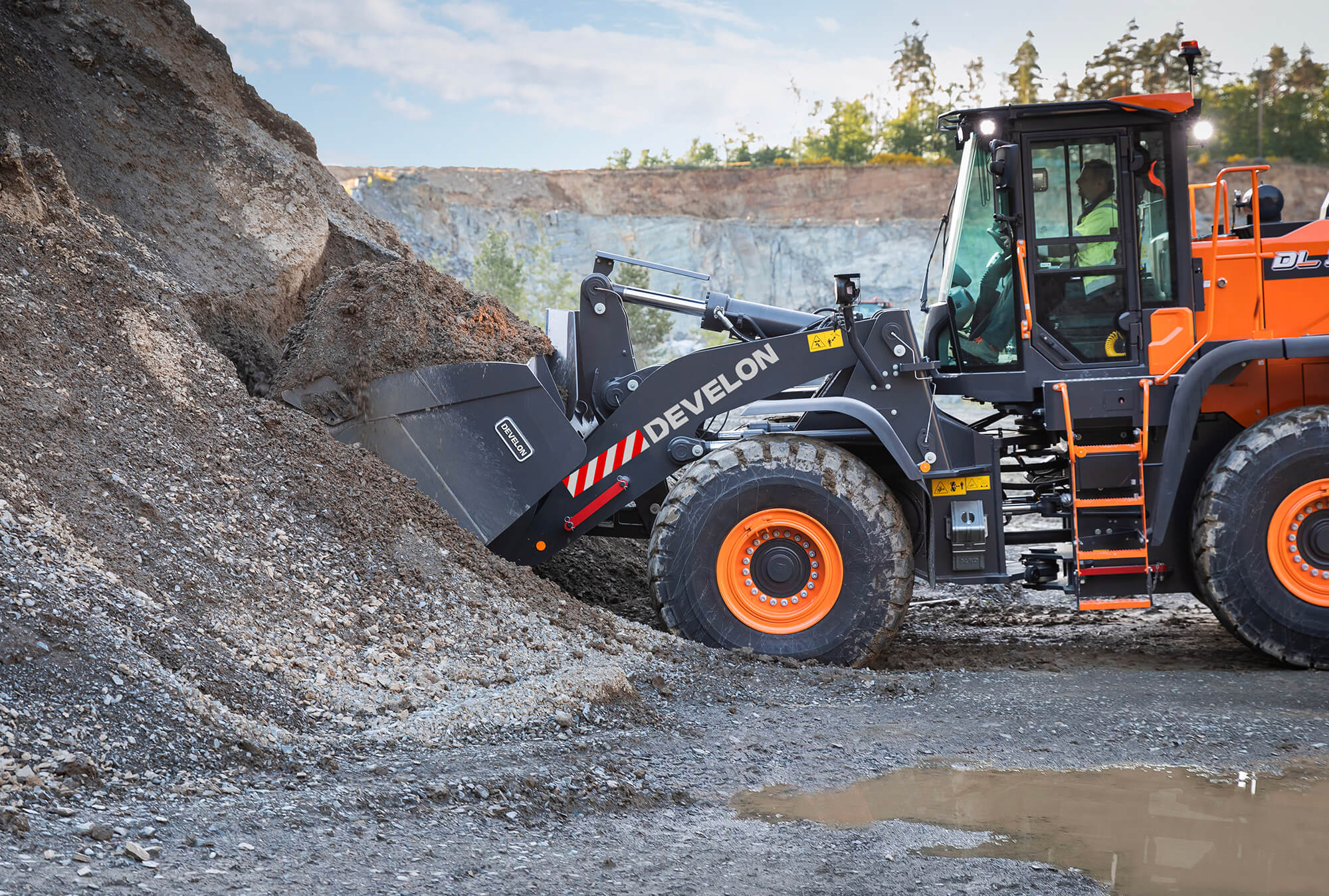 Radlader Develon DL320-7