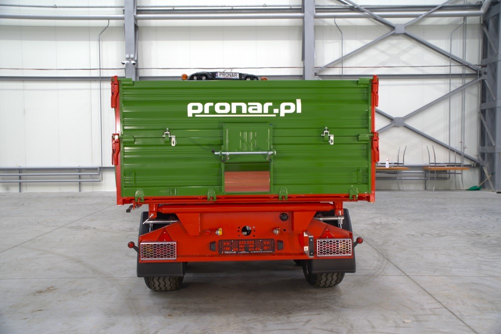 container, trail­er, grün, roter fahrzeugrahmen, industrieller fahrzeug