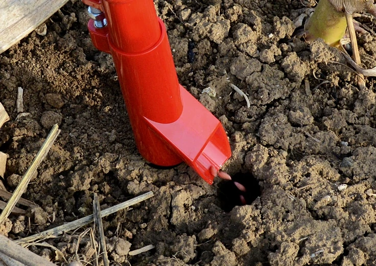 Aussaatgerät, Pflanzrohr, Saatgutspender, rot, Metall