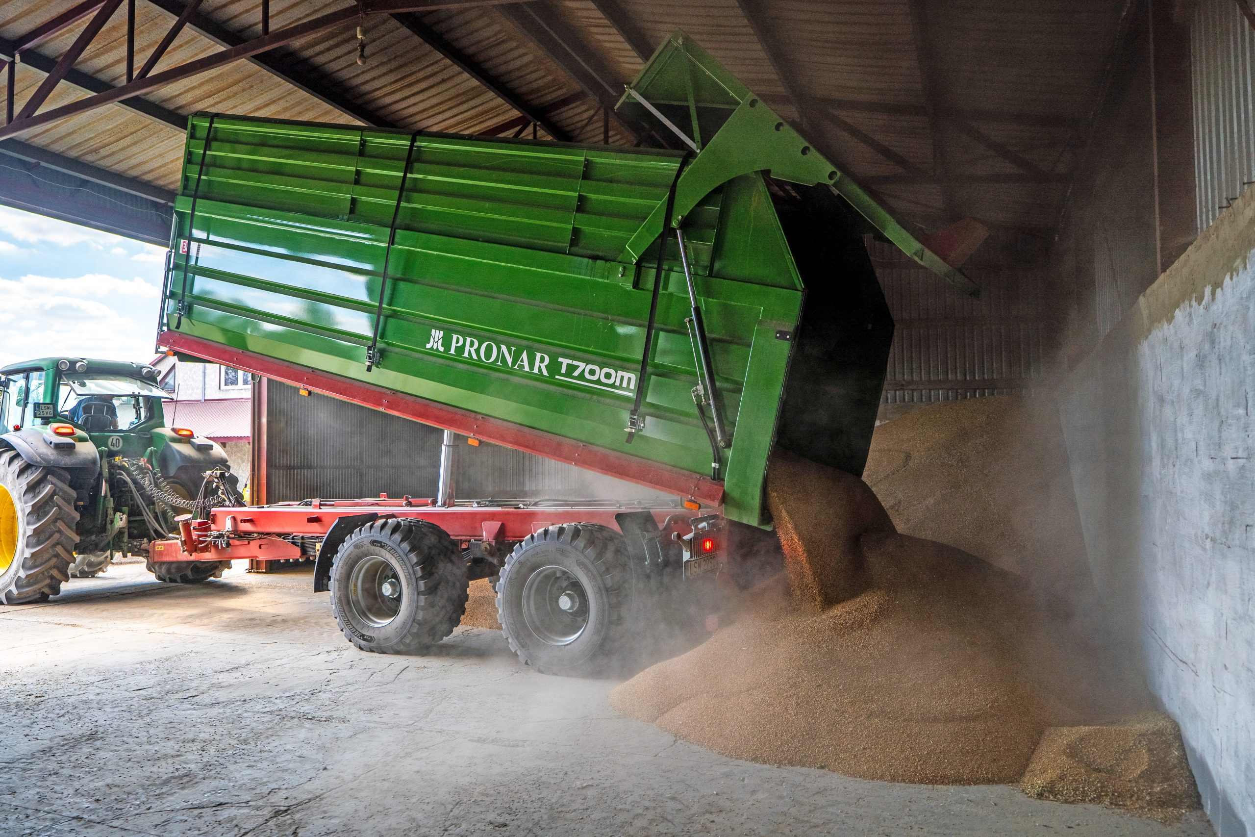 Getreidetrockner, landwirtschaftliches_gerät, Traktor_mit_Sattelzug, grüner_Hopper, Landwirtschaftsmaschine