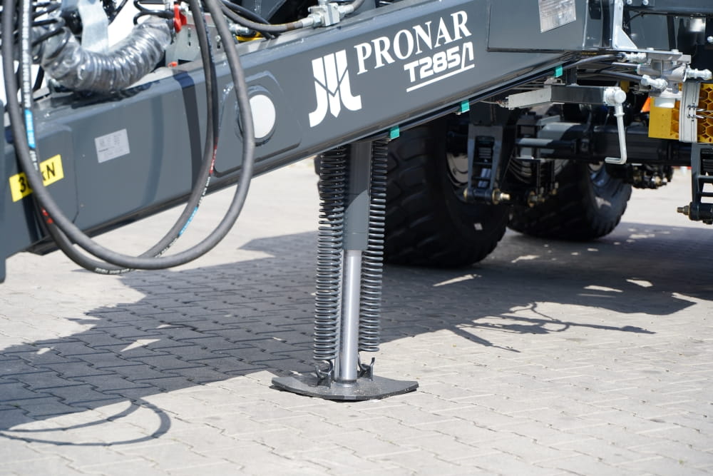 Remorque à bras de levage PRONAR T285/1 – PTAC de 23 tonnes, essieu tandem, suspension parabolique et système hydraulique