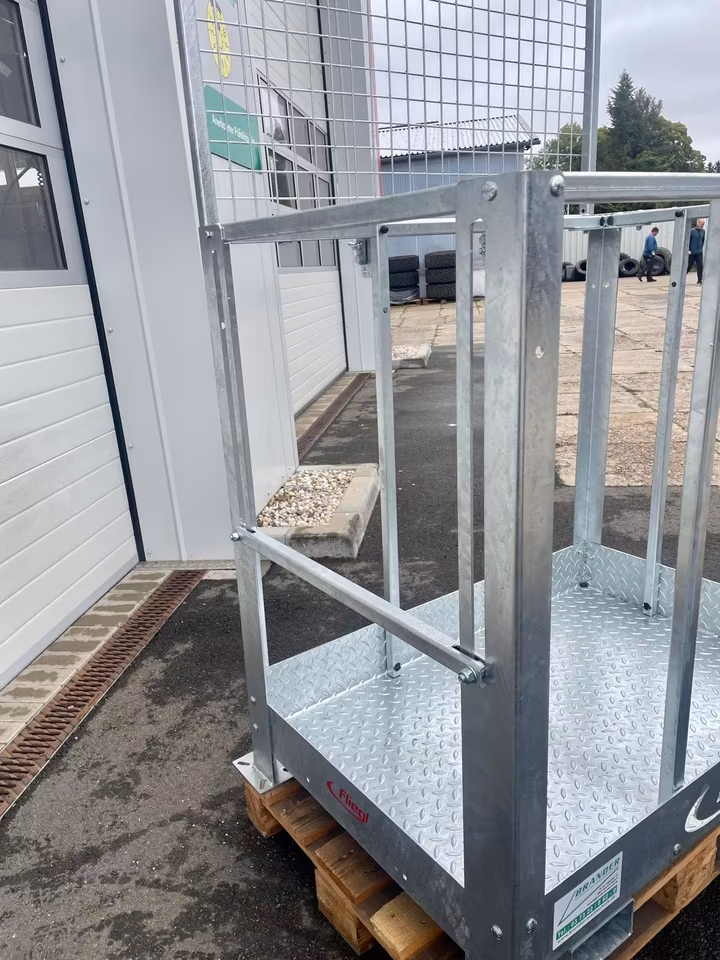 Fliegl Arbeitsbühne verzinkt | seitlicher Einstieg | Stapleraufnahme | Bausatz mit Montageanleitung