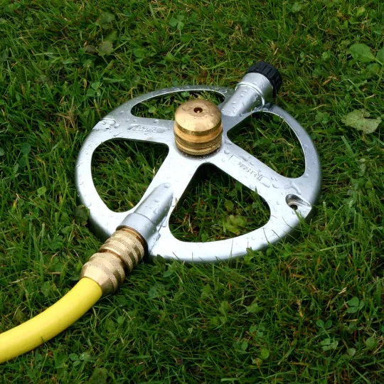 360° Bewässerungszerstäuber auf 20cm Sockel – Innengewinde 15x21mm
