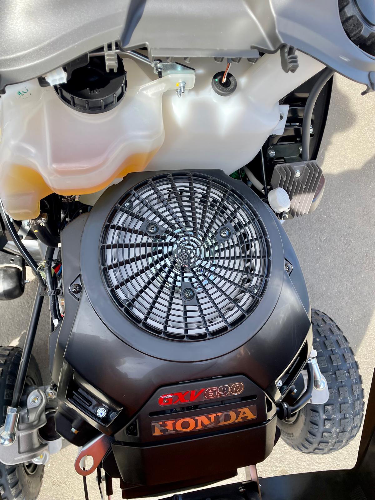 STIGA Allrad-Rasentraktor Estate 9102 WX – 102 cm – 24,7 PS Honda GXV 690 – 4WD – Mulchkit, Anhängerkupplung & Ladegerät