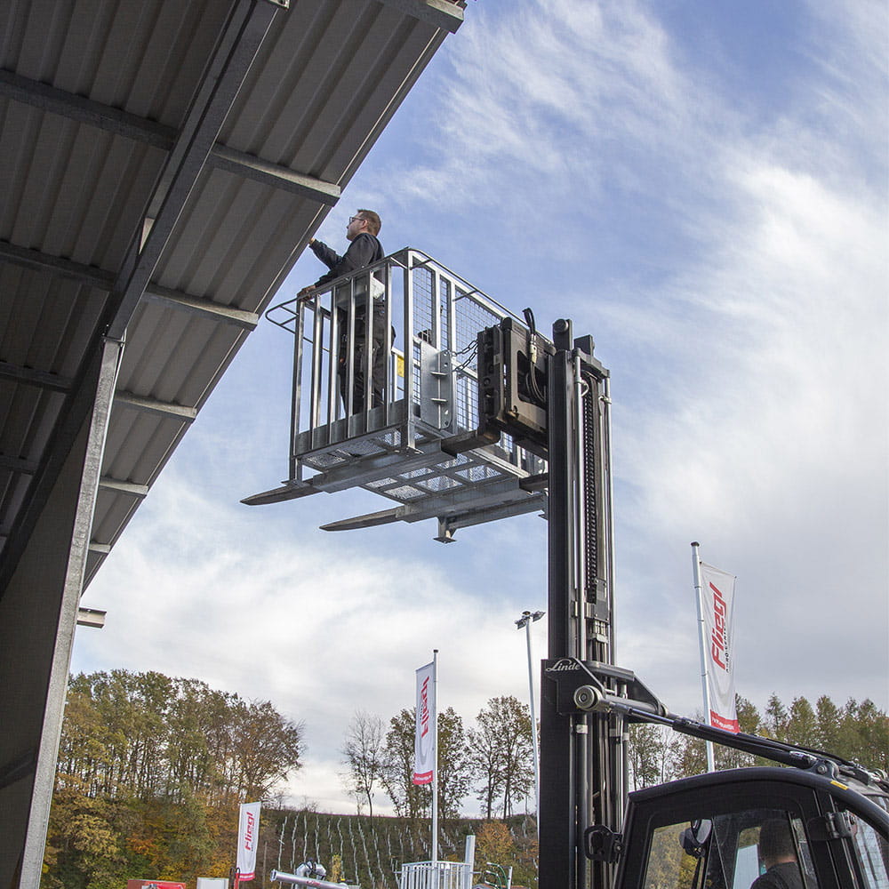 Fliegl Arbeitsbühne „Niedrig“ 1570x920x1100 mm – Stapleraufnahme – verzinkt – 250 kg – seitlicher Einstieg