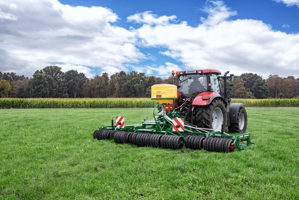 Düvelsdorf GREEN.RAKE combi mit Cambridgewalze Ø 460 mm – 4in1 Grünlandpflege