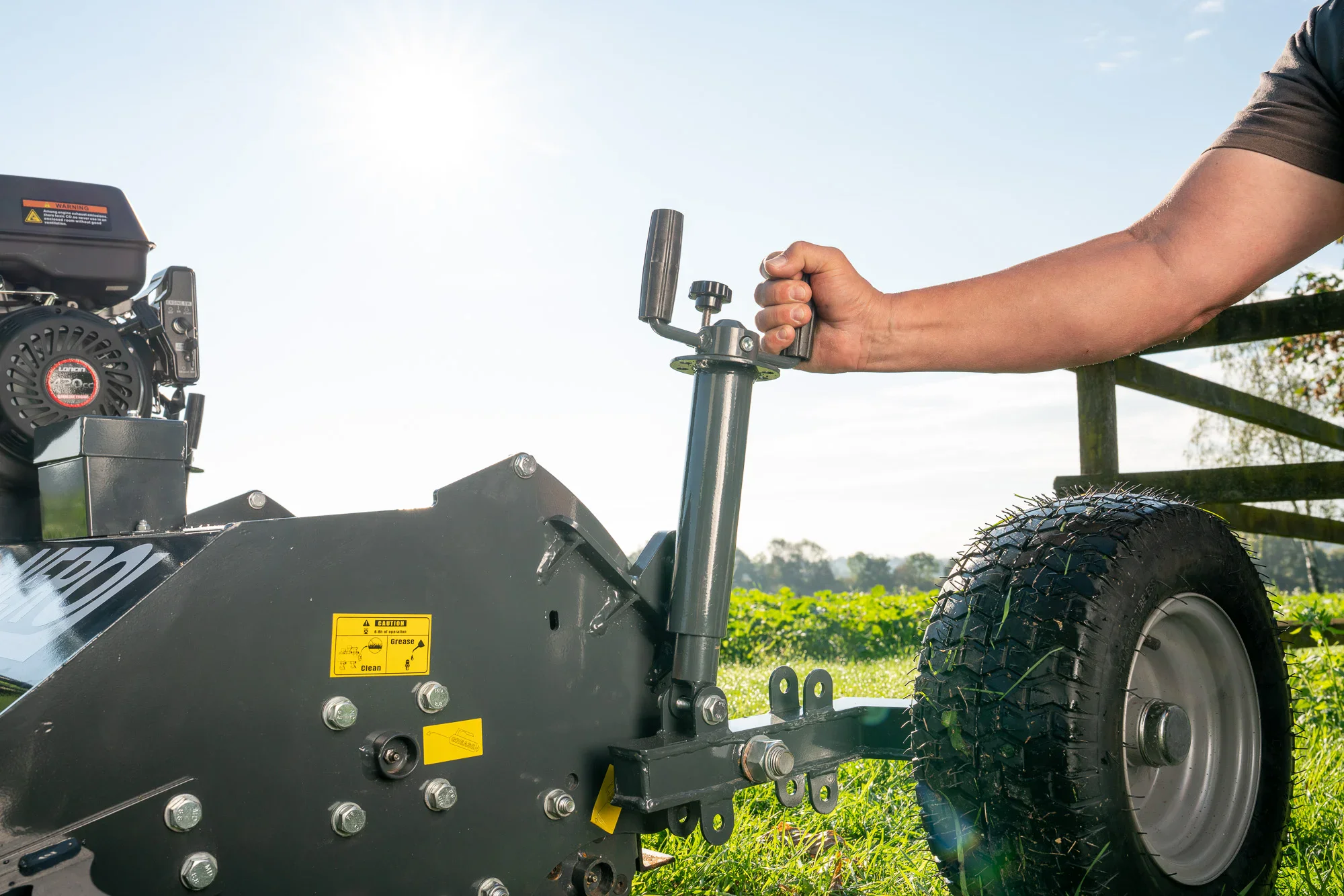 Nero Schlegelmulcher mit 15 PS Benzinmotor – für ATV, Quad & Traktor