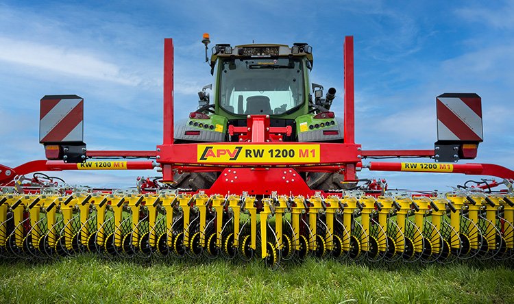 Traktor, Heuwendinge/Rechen, landwirtschaftliche Maschine, roter Rahmen, grüne Kabine