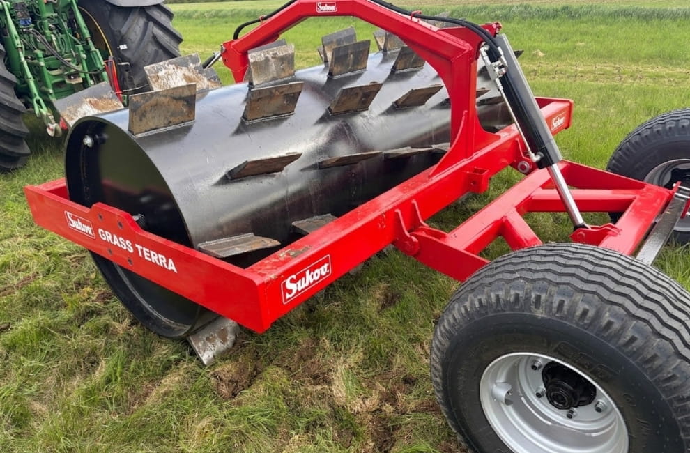 Sukov GRASS TERRA Wiesenwalze 3,0 m | Belüftungswalze mit 72 Spikes | Bodenlockerung & Grünlandpflege | Für Traktoren ab 120 PS