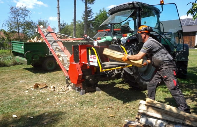 Remet CNC Holzhacker RP200 SUPER mit Zapfwelle & 4m Förderband | Profi-Holzhacker 170 mm